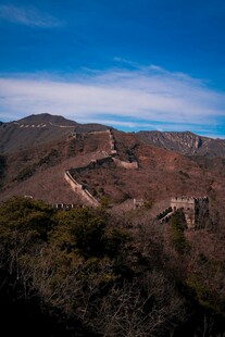 壮丽长城蜿蜒于山峦之间