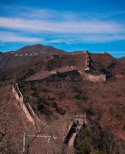 壮丽长城蜿蜒于山峦之间