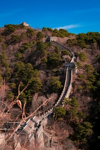 壮丽长城蜿蜒于山林之间