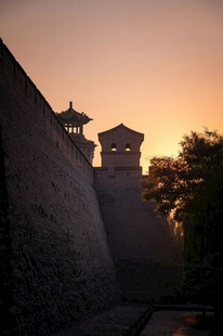 夕阳下的古老城墙建筑