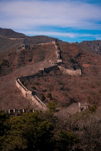 壮丽长城蜿蜒于山峦之间