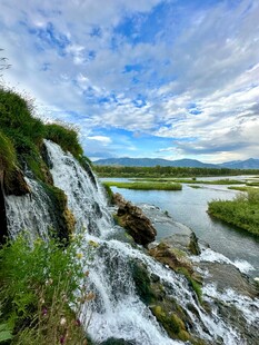 山间瀑布与开阔水域美景