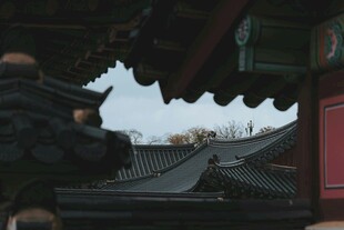 中式古建筑屋檐一角