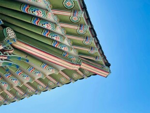 中式古建筑屋檐一角