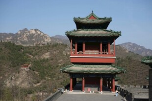 中式多层古塔屹立山间