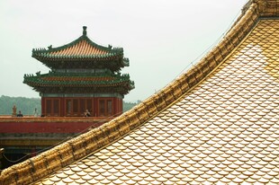 故宫屋顶与远处楼阁