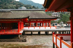 日本传统红色神社建筑