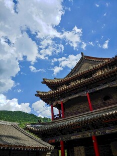中式古建筑 蓝天白云下