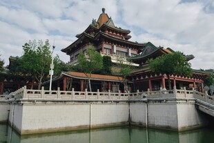 水边古建楼阁风景秀丽