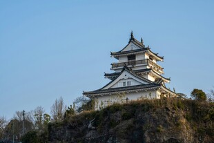 山顶上的日式古建筑