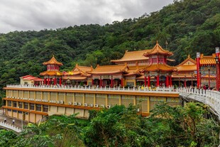 山中壮丽古建筑群景观