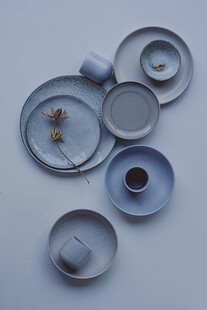 素雅陶瓷餐具组合展示