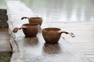 户外木质茶具静置于台