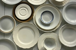 堆叠的各式白色陶瓷餐具