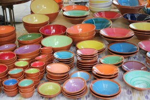 多彩陶瓷盘堆叠展示