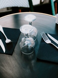精致餐桌餐具布置