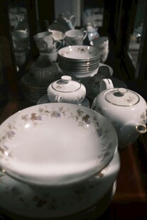 精美中式瓷器餐具展示