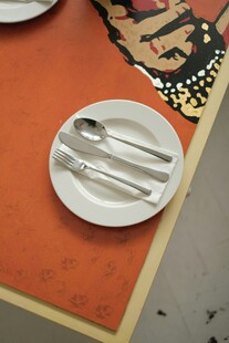 餐盘上的餐具摆放