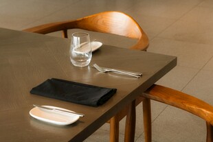 简约餐桌餐具布置场景