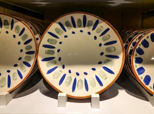精美蓝白花纹陶瓷盘展示