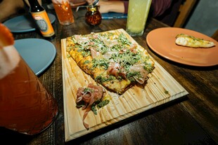 美味披萨搭配特色饮品