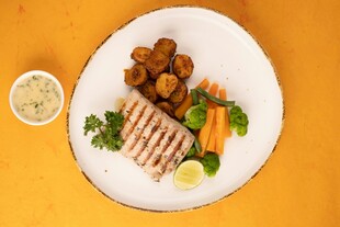 美味拼盘海鲜与蔬菜搭配