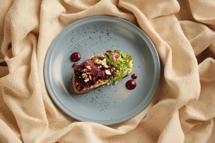 蓝盘上的美味牛油果料理