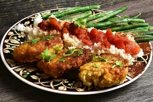 美味鸡肉饼配蔬菜米饭