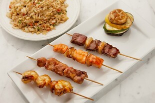 美味烤串与炒饭美食组合