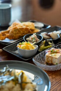 多样美味餐食摆放在木桌