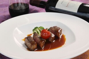 美味酱汁牛肉摆盘精致