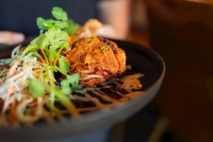 美味拉面配鲜嫩肉块