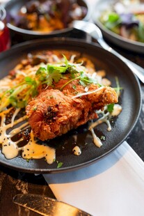 美味炸鸡盖饭诱人呈现