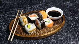 美味寿司拼盘及蘸料