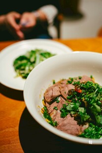 美味牛肉蔬菜汤面