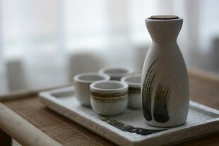 日式酒具摆放在木托盘上