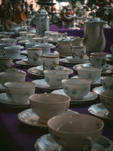 整齐摆放的精美茶具