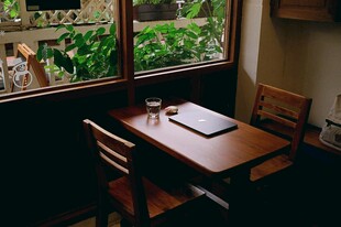 温馨室内木质桌椅用餐区