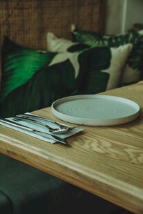 木质桌上的餐盘与餐具