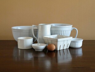 白色陶瓷餐具摆放在木桌上