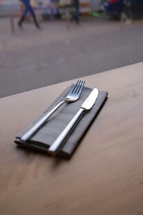 桌上的金属折叠工具