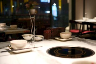 精致餐厅内的用餐场景布置