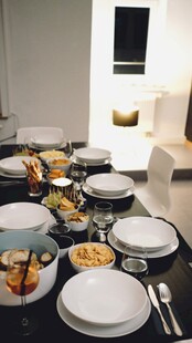 精致餐桌布置与多样美食