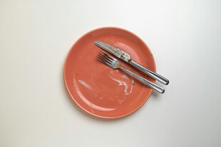橙色盘子上的餐具组合