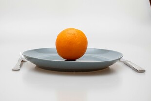 盘中橙子简约静物画面