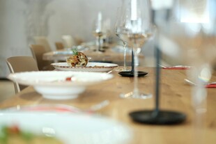精致餐桌布置与餐具