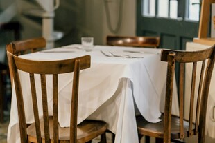 复古风格餐桌椅布置