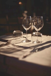 精致餐桌布置的酒杯餐具