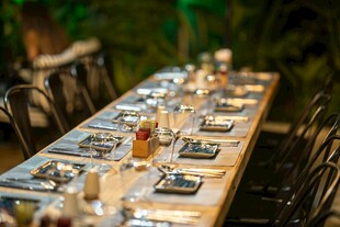 精致长桌宴会餐桌布置