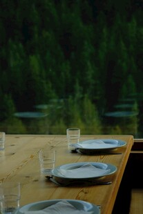 湖畔木桌餐具与森林美景